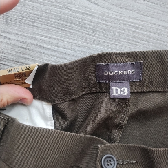 Men's 42w 32l docker's NWT - Picture 2 of 2